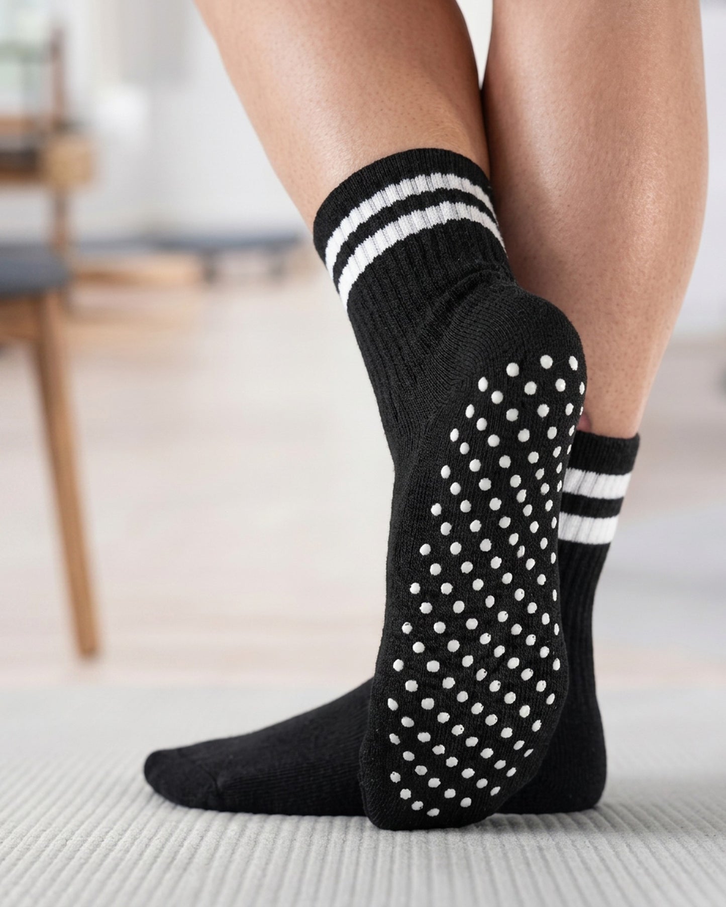 Stand Form-Lock Grip Socks